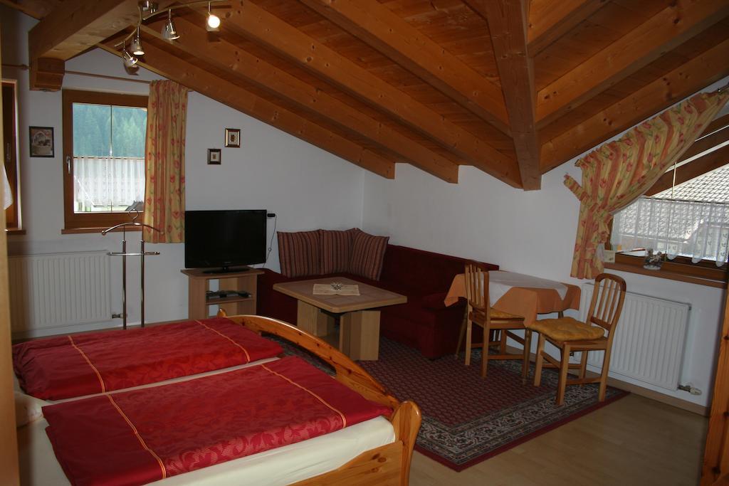 Haus Hildegard Hotel Neustift im Stubaital Ruang foto